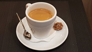 Neşeli bir ruh hali için küçük bir fincanda nefis aromatik siyah kahve..