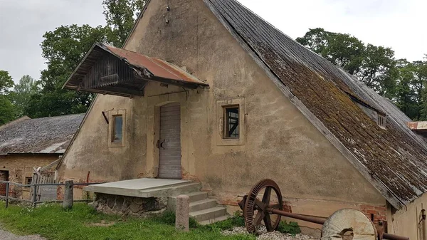 Edifícios Agrícolas Muito Antigos Aldeia Letã Jaunpils Verão 2019 — Fotografia de Stock