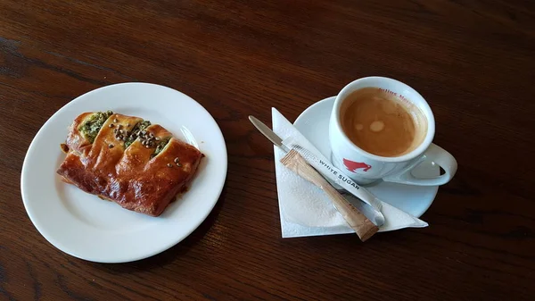 Kahvaltı için bir fincan sade kahve ve lezzetli sıcak hamur işleri..