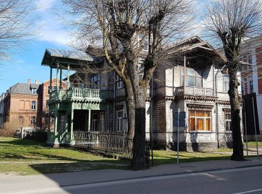 Nisan 2020 'de Letonya' nın Liepaja kentinin sokaklarındaki eski ahşap evler.