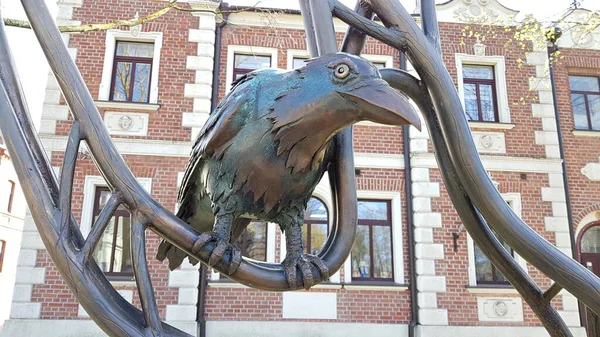 Bronzen Figuur Van Een Raaf Ligt Straat Van Letse Stad — Stockfoto