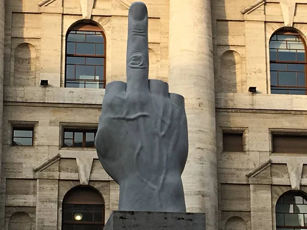 İtalya 'nın Milano kentindeki Orta Parmak Anıtı, Aralık 2017.