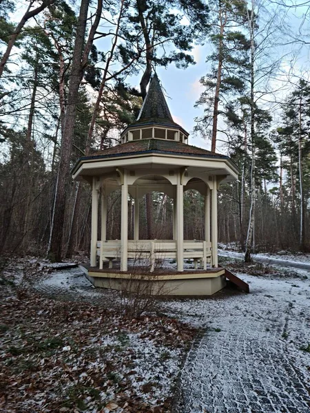 Μικρό Ξύλινο Κιόσκι Για Χαλάρωση Στο Πάρκο Της Πόλης Την — Φωτογραφία Αρχείου