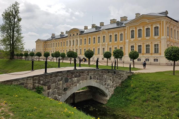 Fußweg Über Eine Kleine Steinbrücke Die Zum Schloss Rundale Lettland — Stockfoto