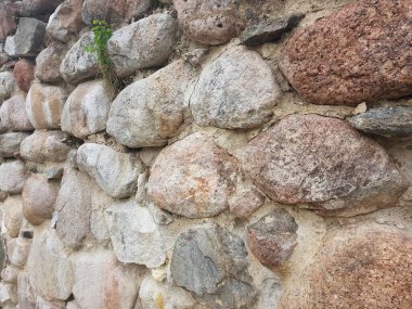 Büyük, güçlü kayalardan oluşan çit, malikanenin korunmasını sağlıyor..