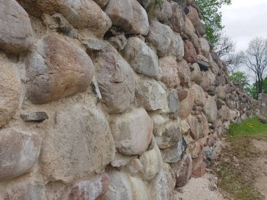 Büyük, güçlü kayalardan oluşan çit, malikanenin korunmasını sağlıyor..