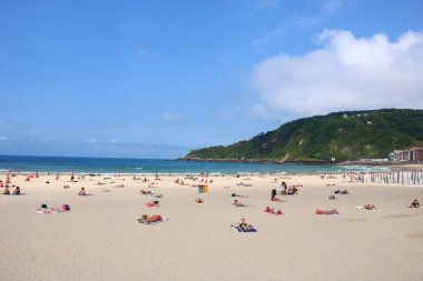 Mavi Su Bisküvisi ve 2019 yazında İspanyol tatil köyü Donostia San Sebastian 'ın kumlu sahillerinde güneşlenmek..