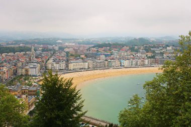 İspanyol şehri Donostia San Sebastian 'ın panoraması 2019 yazında bir tepeden.