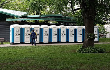 Riga 'daki Bira Festivali' nde ziyaretçilerin mutluluğu için tuvalet kabinleri. Letonya, Mayıs 2019.