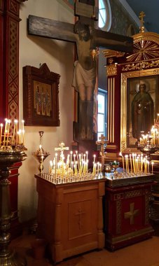 Şehrin Kutsal Prensi Vladimir 'in Jurmala Tapınağı' nda mum yakmak. Letonya, Ocak 2020.