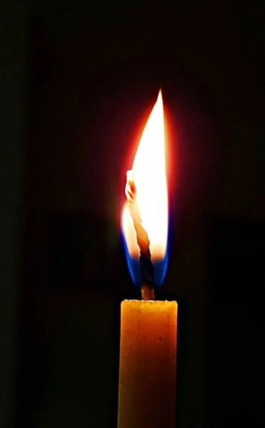 Палаюча Свічка Маленьким Мерехтінням Темному Тлі Символізує Спокій — стокове фото