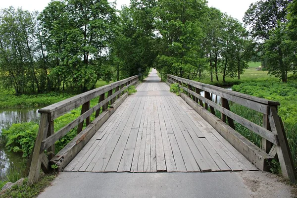 Pequeño Puente Madera Sobre Arroyo Las Afueras Aldea Milzkalne Letonia —  Fotos de Stock
