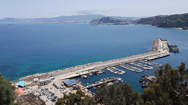 Skikda şehrinin yakınındaki balıkçı limanının panoraması. Cezayir, Nisan 2018.
