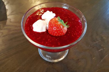 Masada çilek reçeli ve çilekli cam kase..