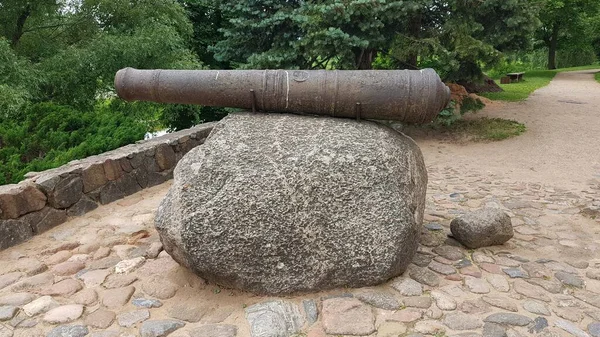 Velmi Stará Bojová Pistole Kameni Stěn Hradu Jaunpils Lotyšsko Červenec — Stock fotografie