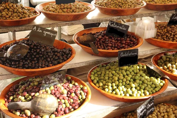Different Varieties Healthy Olives Basins Street Market Counter — Stock Photo, Image