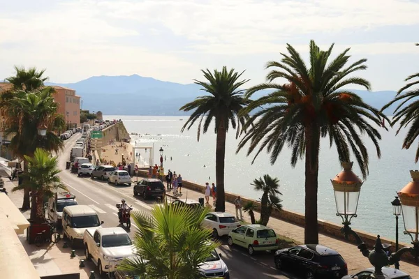 2019年9月にコルシカ島の地中海の都市アジャッチョの堤防 — ストック写真