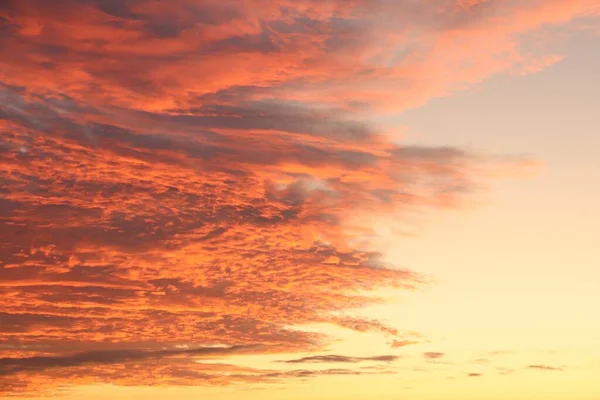 在南方平静的海面和深红色的云彩上 夕阳西下 — 图库照片