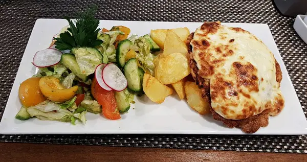 Trozo Cerdo Frito Una Sartén Con Queso Tomate Papas Fritas —  Fotos de Stock