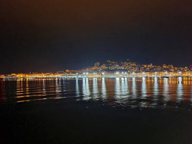 Liman şehrinin gece panoraması, deniz baskınının olduğu taraftan..