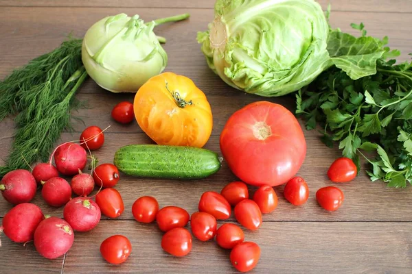 Tomates Pepinos Col Rábano Eneldo Perejil Una Mesa Pueblo — Foto de Stock