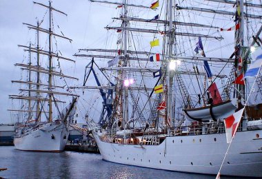 Temmuz 2007 'de Danimarka' nın Aarhus limanında büyük ve küçük yelkenli gemileri ve yatlar.