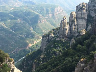 Montserrat 'ın güzel dağ zirveleri Ekim ayında Barcelona kenti yakınlarında..