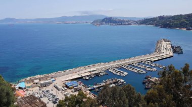 Skikda şehrinin yakınındaki balıkçı limanının panoraması. Cezayir, Nisan 2018.