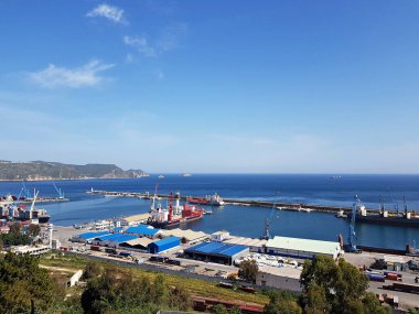Tepenin tepesinden Skikda limanının panoraması. Cezayir, Nisan 2018.
