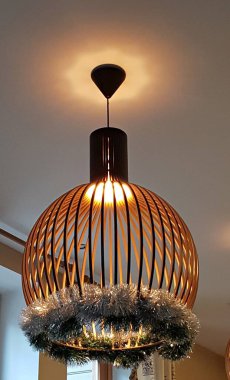 Jurmala 'da Jomas caddesinde bir kafede dekoratif avize. Letonya, Ocak 2020.