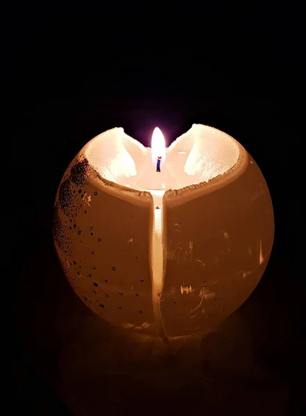 Semicircular Burning Candle Table Looks Spectacular Dark Background — Stock Photo, Image