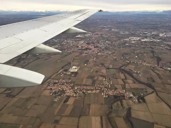 Krásné Panorama Země Pod Křídlem Vysoko Letícího Letadla — Stock fotografie