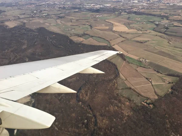 Krásné Panorama Země Pod Křídlem Vysoko Letícího Letadla — Stock fotografie