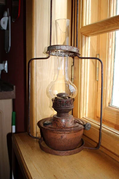 Una Vecchia Lampada Cherosene Trova Davanzale Una Casa Paese — Foto Stock