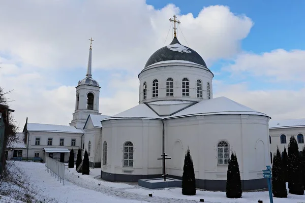 Orta Rusya 'daki Divnogorsk erkek mağara manastırının eşsiz binaları. Şubat 2020.