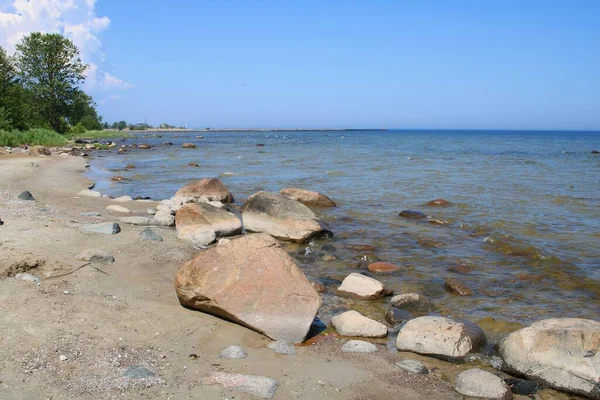 Mnoho Kamenných Balvanů Podél Pobřeží Rižského Zálivu — Stock fotografie