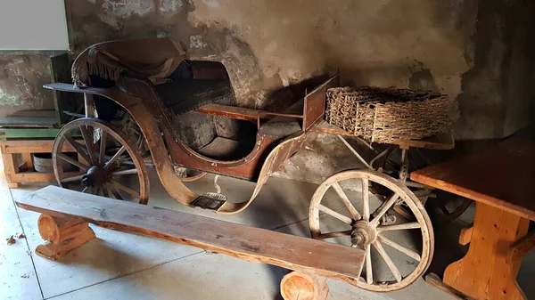 Stary Wózek Jako Antyki Drewniana Ławka Umieszczone Pod Ścianą Rustykalnej — Zdjęcie stockowe