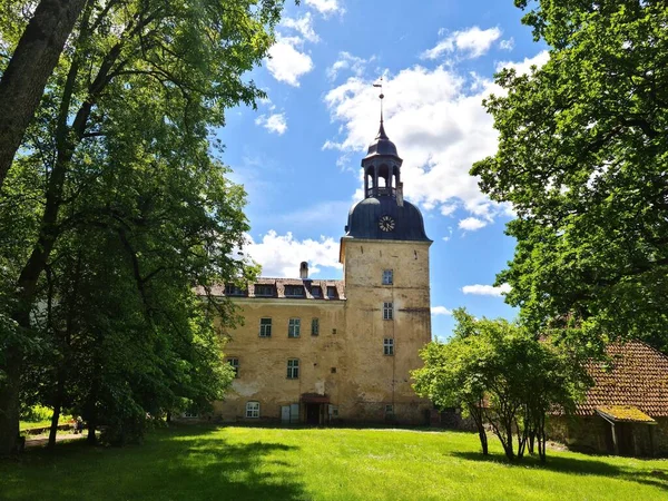 Κάστρο Lielstraupe Την Ηλιόλουστη Καλοκαιρινή Μέρα 2021 Στο Λετονικό Χωριό — Φωτογραφία Αρχείου