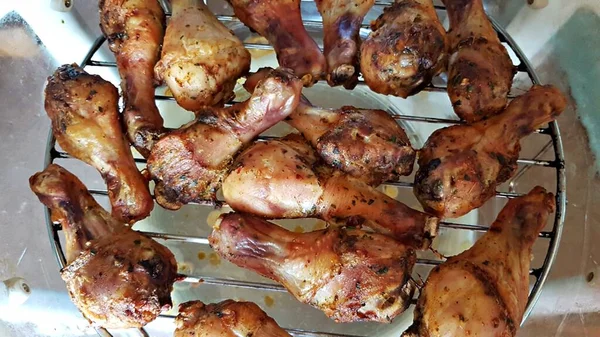 Kaki Ayam Yang Dibumbui Kecil Dipanggang Dan Terlihat Sangat Berair — Stok Foto