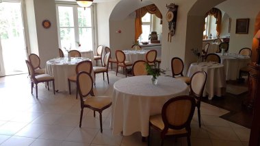 Malpils Malikanesi 'ndeki yemek odalarının güzel klasik iç tasarımı. Letonya, Mayıs 2019.