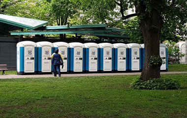 Riga 'daki Bira Festivali' nde ziyaretçilerin mutluluğu için tuvalet kabinleri. Letonya, Mayıs 2019.
