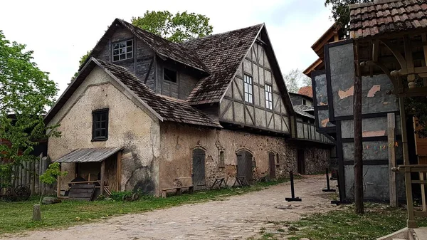 Letonya 'daki Cinevilla Film Stüdyosu' ndaki eski binaların taklidi. Mayıs 2019.