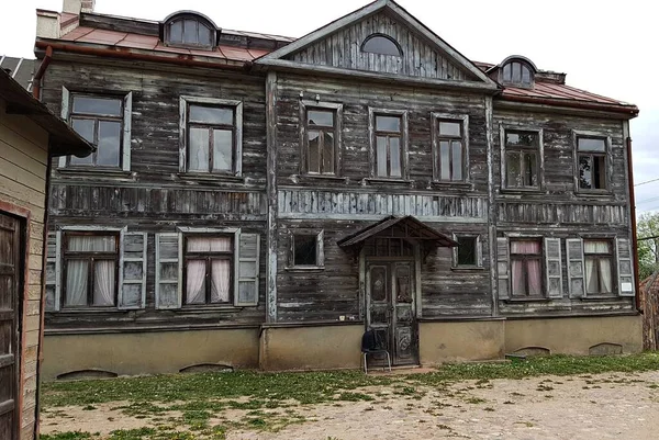 Letonya 'daki Cinevilla Film Stüdyosu' ndaki eski binaların taklidi. Mayıs 2019.