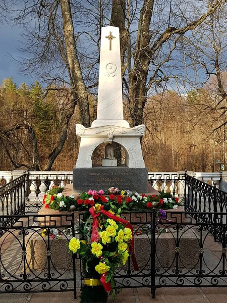 Alexander Puşkin 'in Pushkin Hills köyündeki mezarı. Rusya, Nisan 2019.