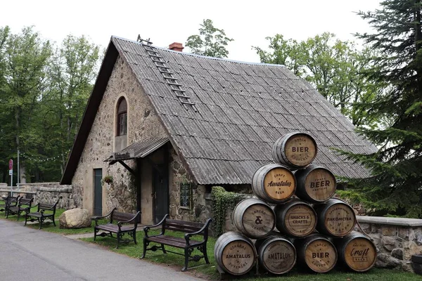 位于拉脱维亚Sigulda城堡境内的石头小屋和一个啤酒桶金字塔 2019年7月 图库图片