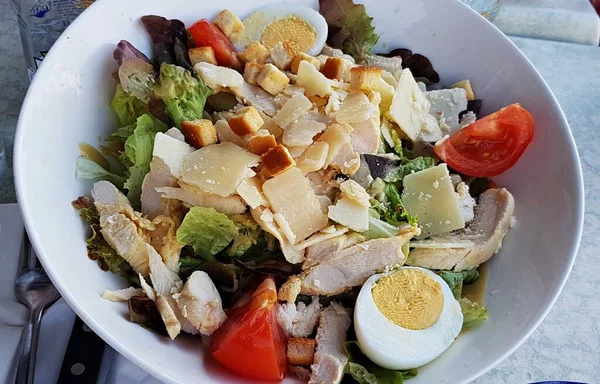 Gezonde Salade Van Stukjes Kippenvlees Kaas Eieren Tomaten Sla Bladeren — Stockfoto