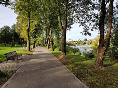 Rusya 'nın Pskov kentindeki Pskov Nehri boyunca yürüyüş için bir sokak. Eylül 2018.