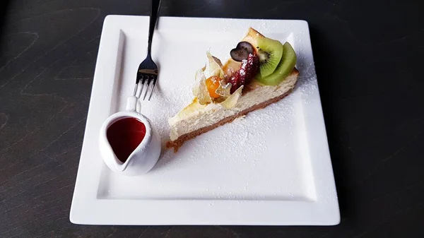 Dezert na bílém talíři lahodného ovocného koláče a ovocné marmelády — Stock fotografie