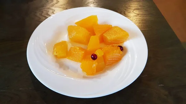 Dessert sur une assiette blanche de délicieuses tranches de citrouille marinées saines — Photo