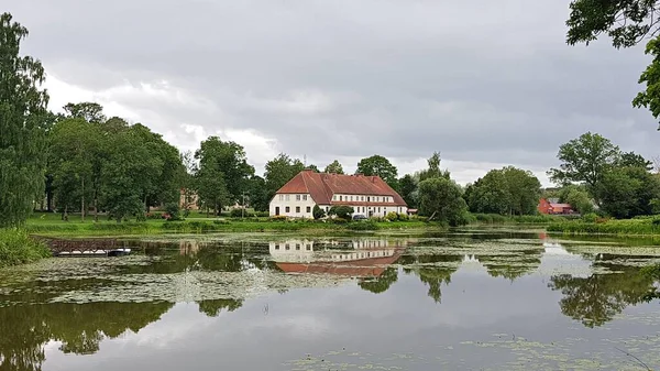 Nagy Ház Egy Kis Jaunpils Víztározó Partján Városban Lettország 2019 — Stock Fotó